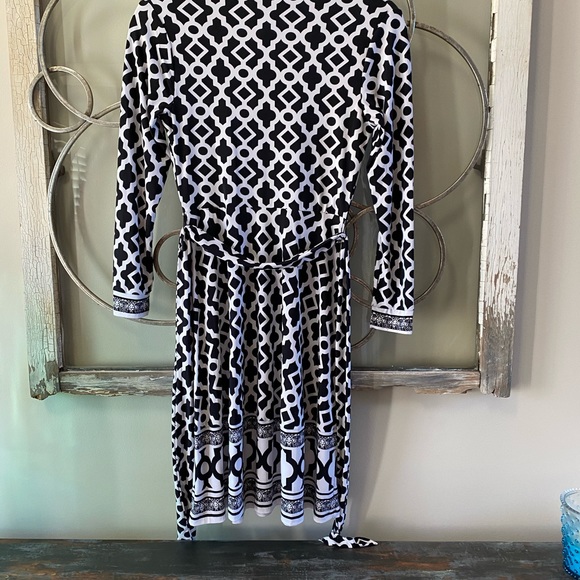 INC Geometric Print Wrap dress B&W, size 2 - Picture 6 of 7